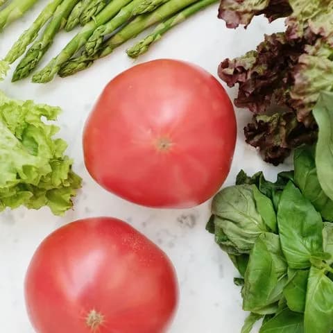 tomatoes, asparagus and salad leaves
