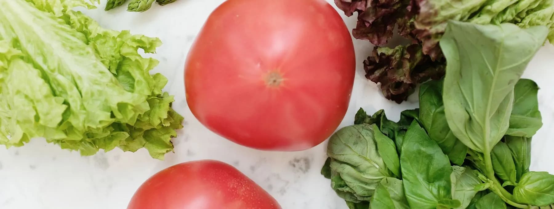 tomatoes, asparagus and salad leaves
